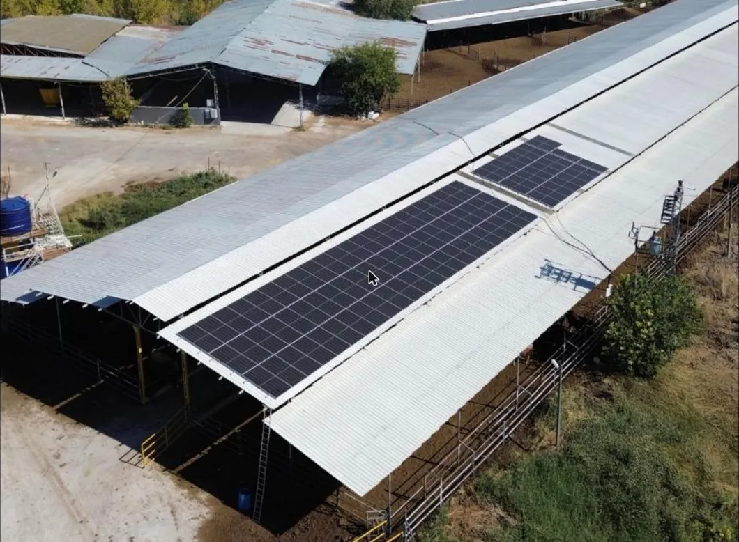 Leo Solar 20 Hp güneş enerjili sulama · ahır çatısı